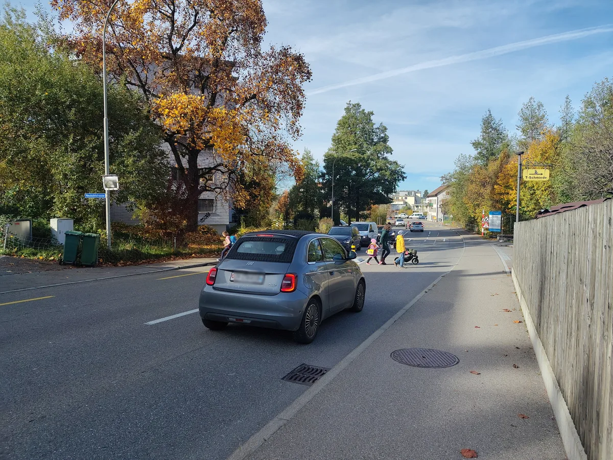 Man sieht ein Auto, das für Fussgänger stoppt.